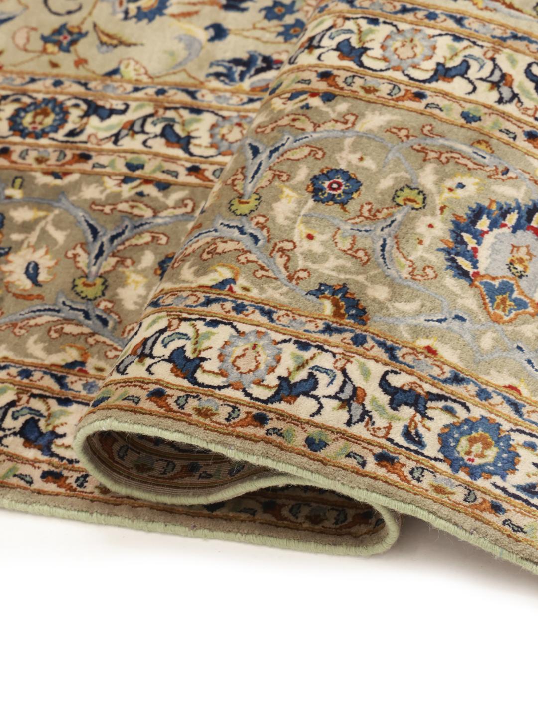 Handgeknoopt Keshan-tapijt met gedetailleerde bloempatronen in beige en blauw uit het Midden-Oosten