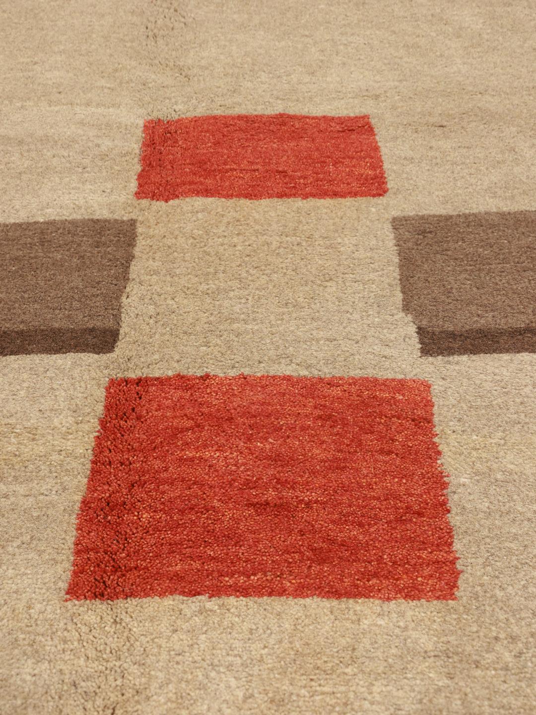 Håndknyttet Gabbeh-tæppe fra Mellemøsten med en beige flade og geometriske røde og brune accenter.