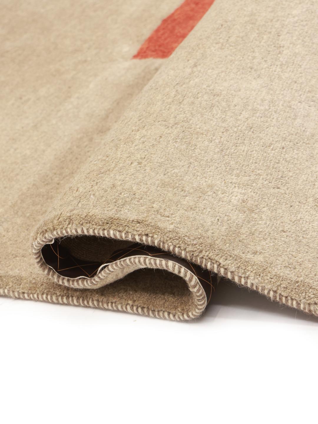 Håndknyttet Gabbeh-tæppe fra Mellemøsten med en beige flade og geometriske røde og brune accenter.