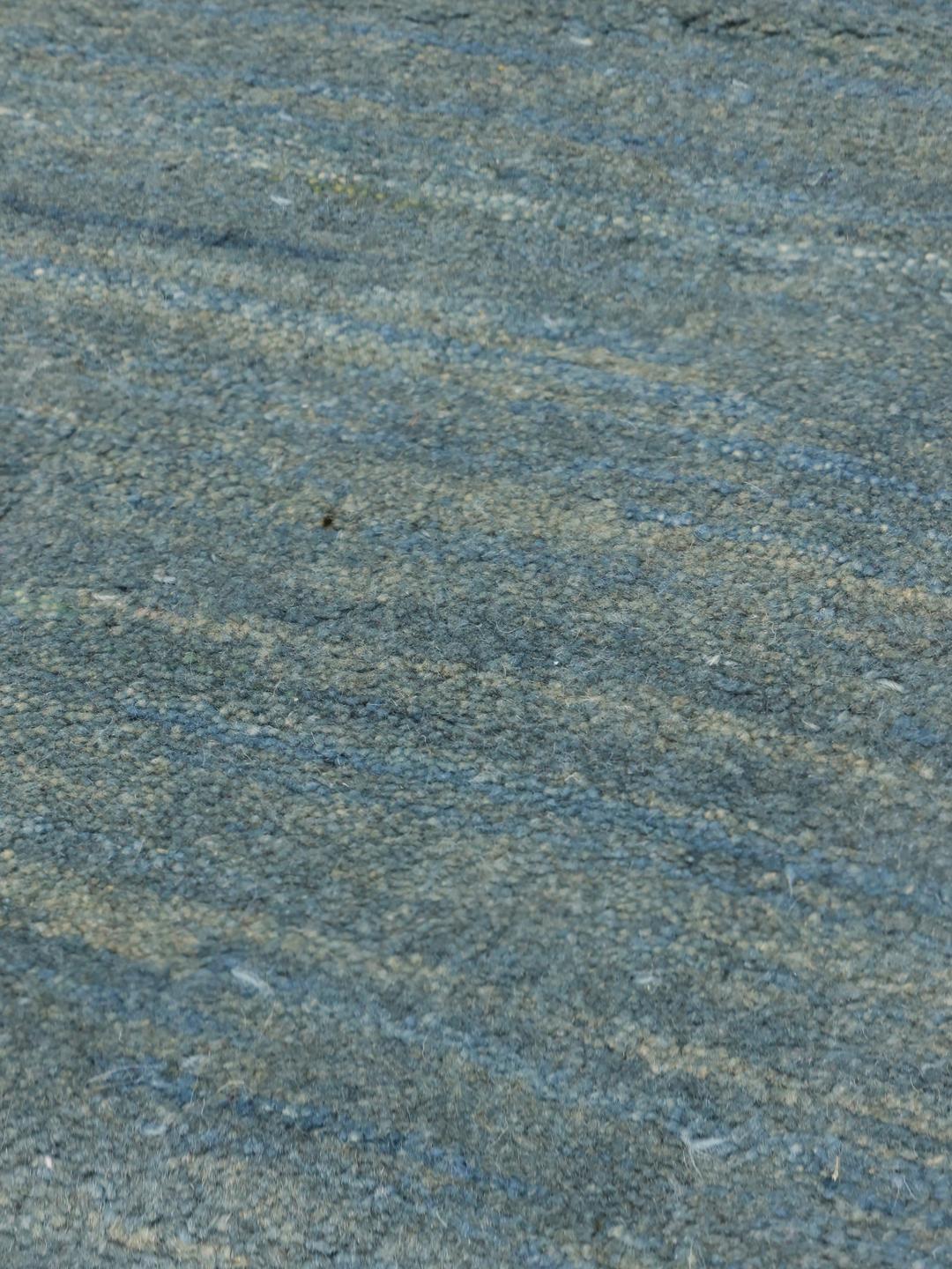 Handgeknoopt blauw Gabbeh Fine tapijt met een zachte, getextureerde wollen pool.