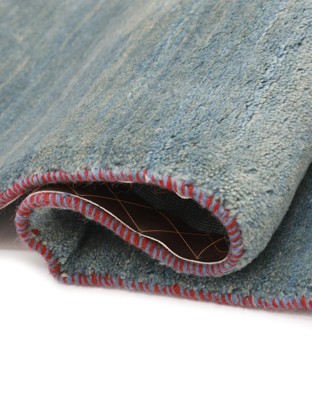 Handgeknoopt blauw Gabbeh Fine tapijt met een zachte, getextureerde wollen pool.