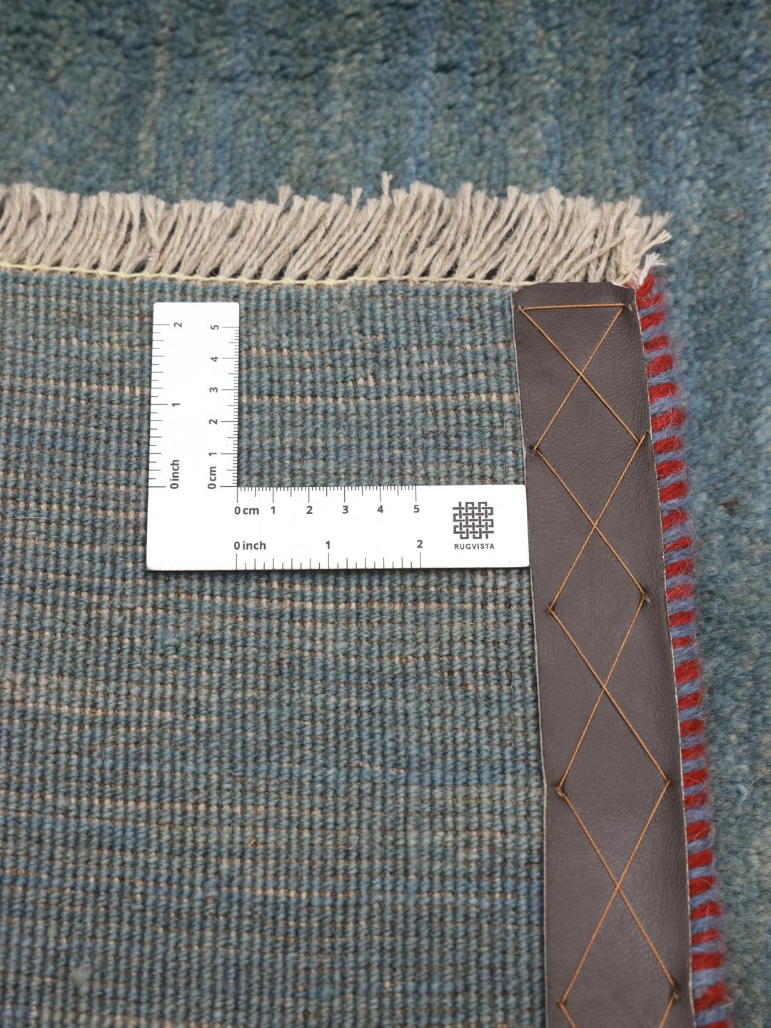 Handgeknoopt blauw Gabbeh Fine tapijt met een zachte, getextureerde wollen pool.