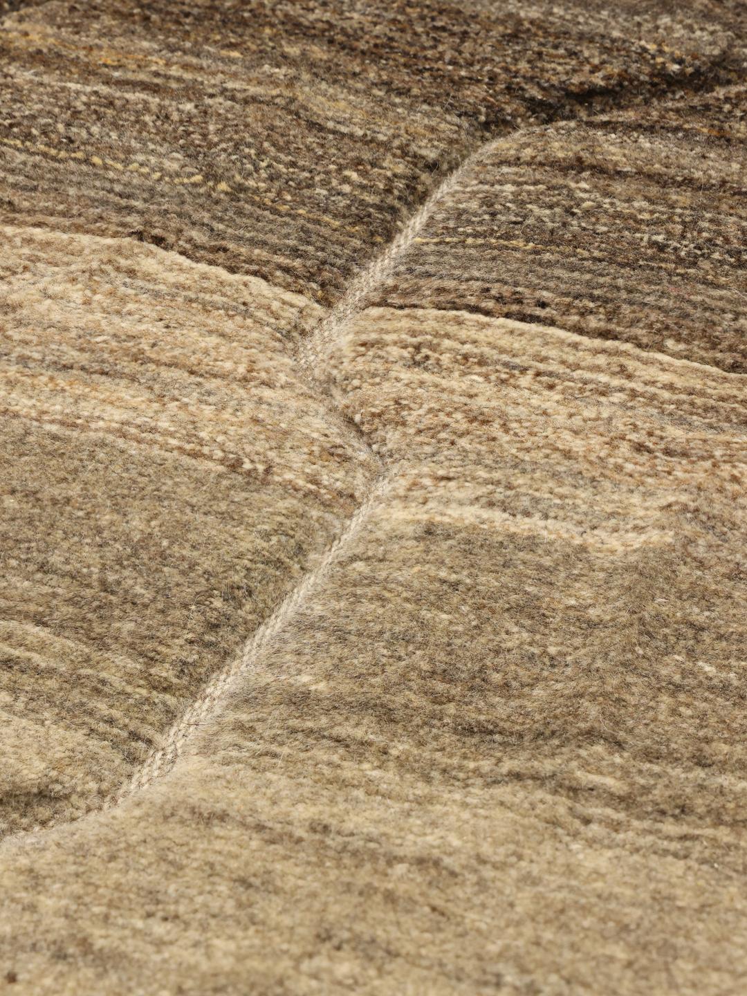 Handgeknoopt Marokkaans Berber kleed in neutrale beige tinten uit het Midden-Oosten