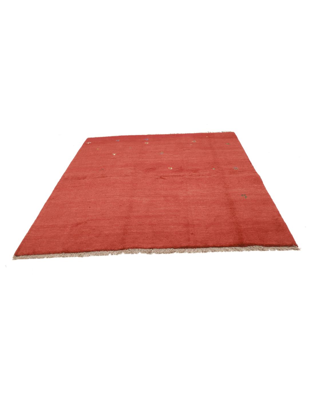 Tapis Gabbeh noué à la main originaire du Moyen-Orient dans une couleur rouge foncé vibrante