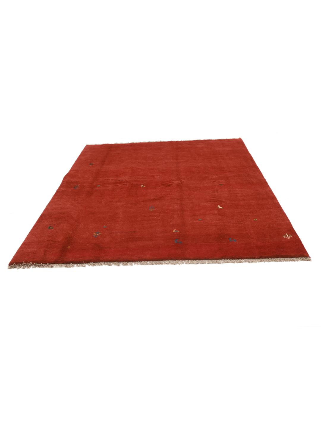 Tapis Gabbeh noué à la main originaire du Moyen-Orient dans une couleur rouge foncé vibrante