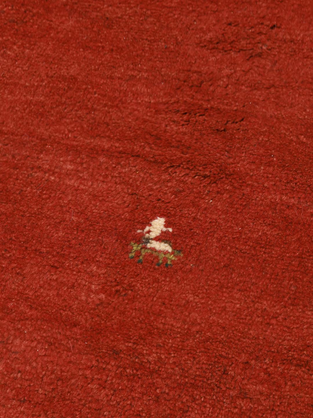 Tapis Gabbeh noué à la main originaire du Moyen-Orient dans une couleur rouge foncé vibrante