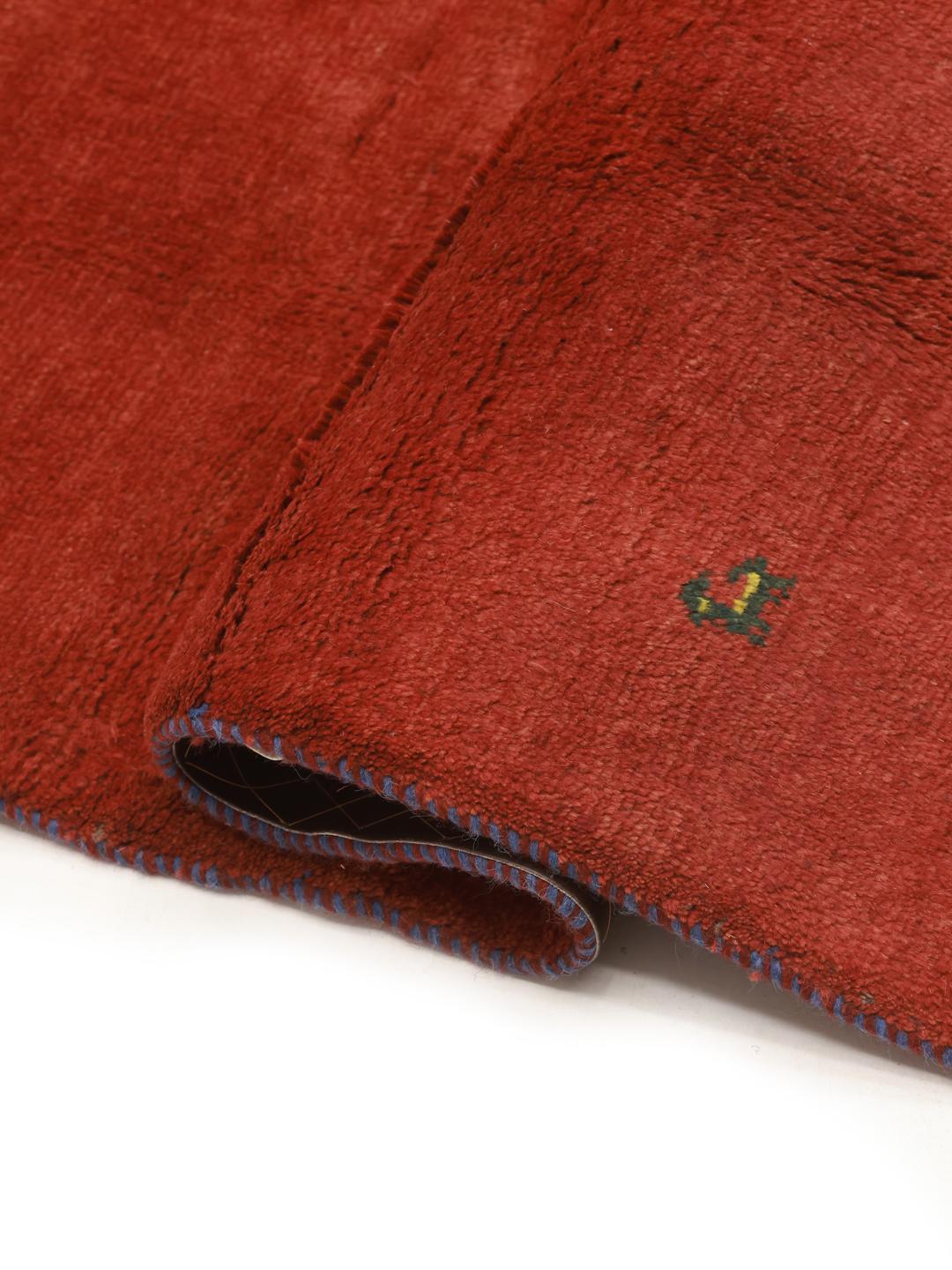 Tapis Gabbeh noué à la main originaire du Moyen-Orient dans une couleur rouge foncé vibrante