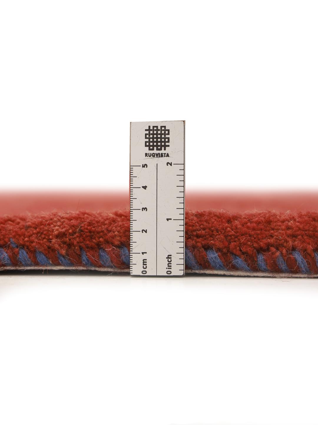 Tapis Gabbeh noué à la main originaire du Moyen-Orient dans une couleur rouge foncé vibrante