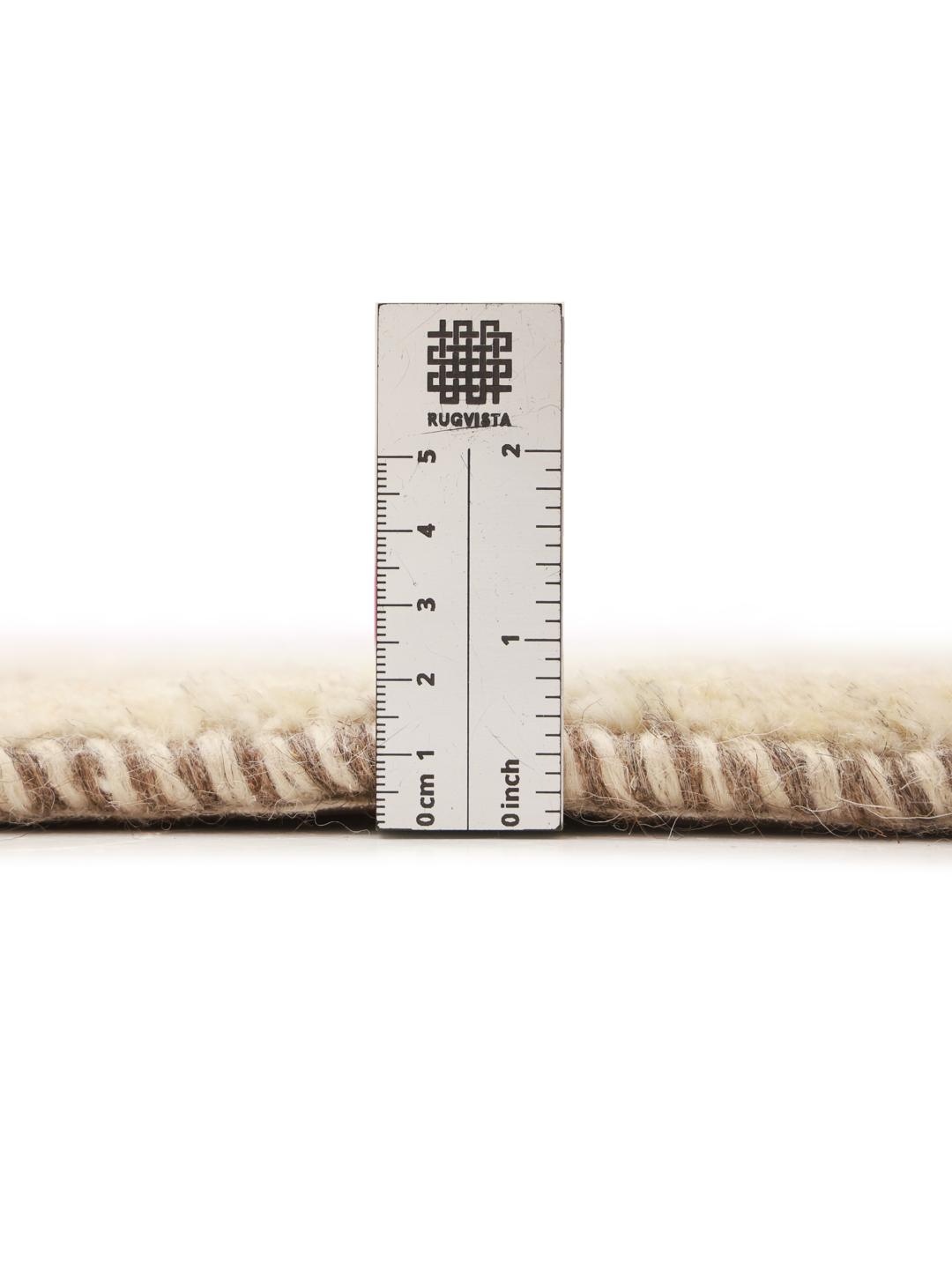 Håndknyttet Gabbeh-tæppe fra Mellemøsten med en mørkerød flade og beige kant.