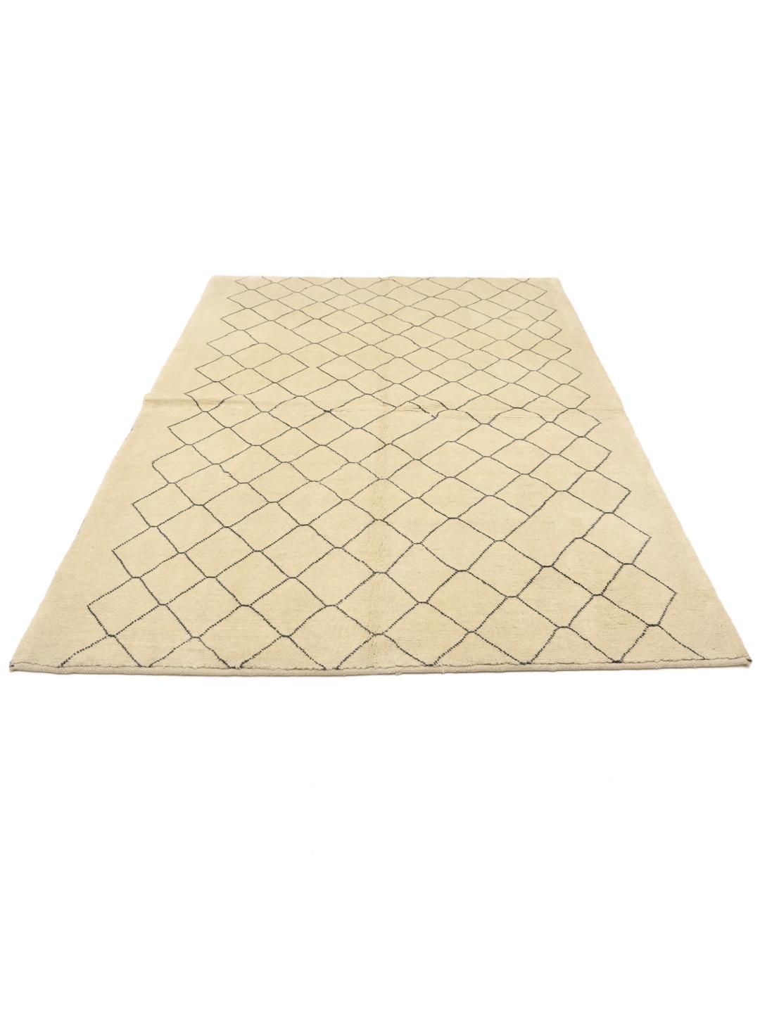 Met de hand geknoopt Marokkaans Berber tapijt met een geometrisch ruitpatroon in beige en zwart.