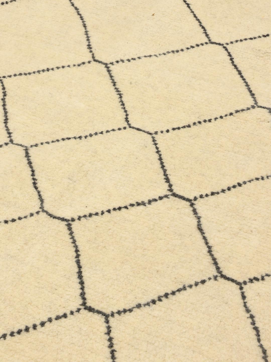 Met de hand geknoopt Marokkaans Berber tapijt met een geometrisch ruitpatroon in beige en zwart.