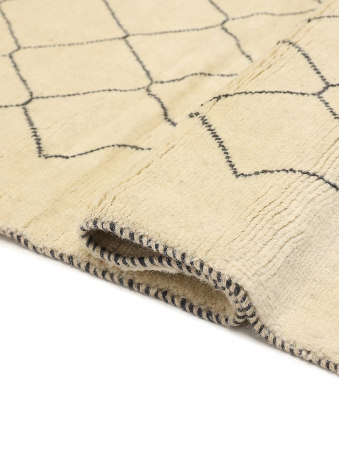 Met de hand geknoopt Marokkaans Berber tapijt met een geometrisch ruitpatroon in beige en zwart.