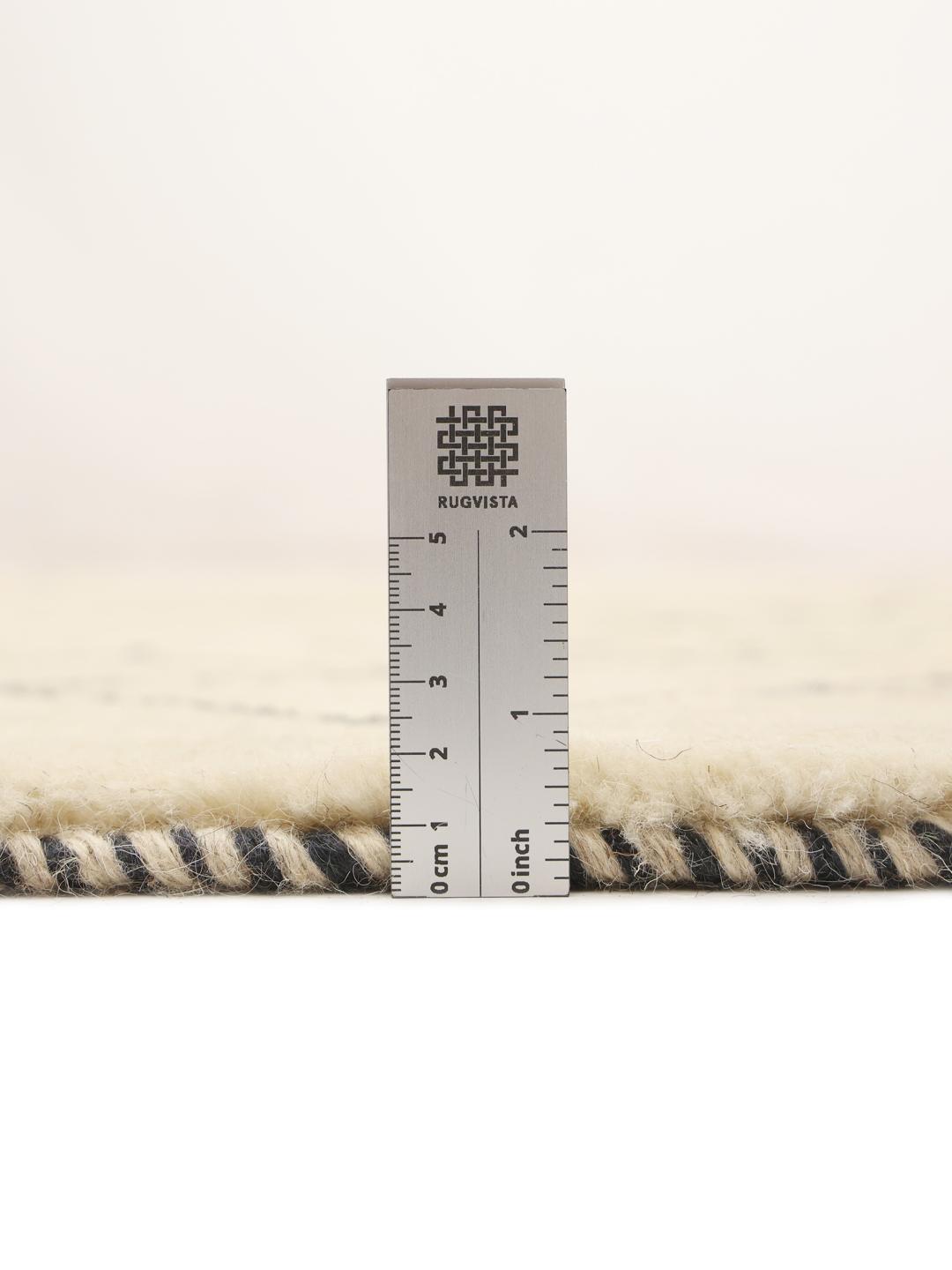 Met de hand geknoopt Marokkaans Berber tapijt met een geometrisch ruitpatroon in beige en zwart.