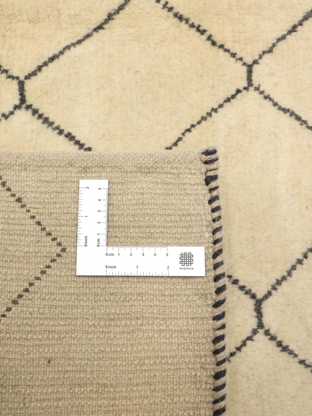 Met de hand geknoopt Marokkaans Berber tapijt met een geometrisch ruitpatroon in beige en zwart.