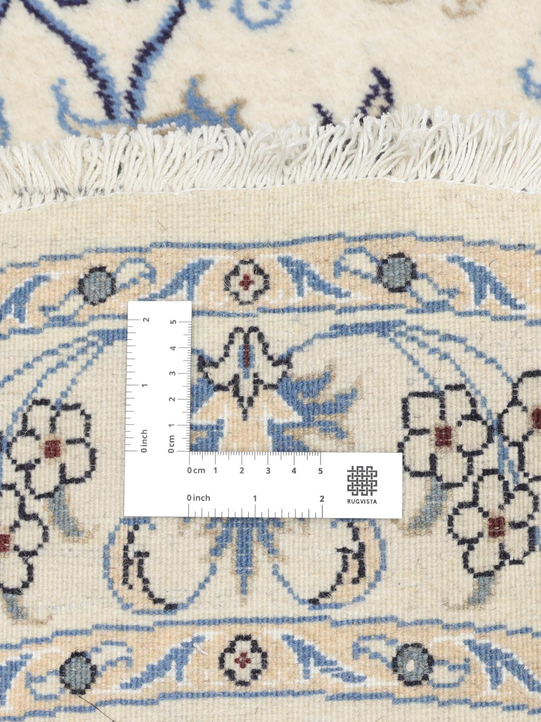 Rundt Nain-tæppe med blå blomstermotiver på en beige baggrund fra Mellemøsten