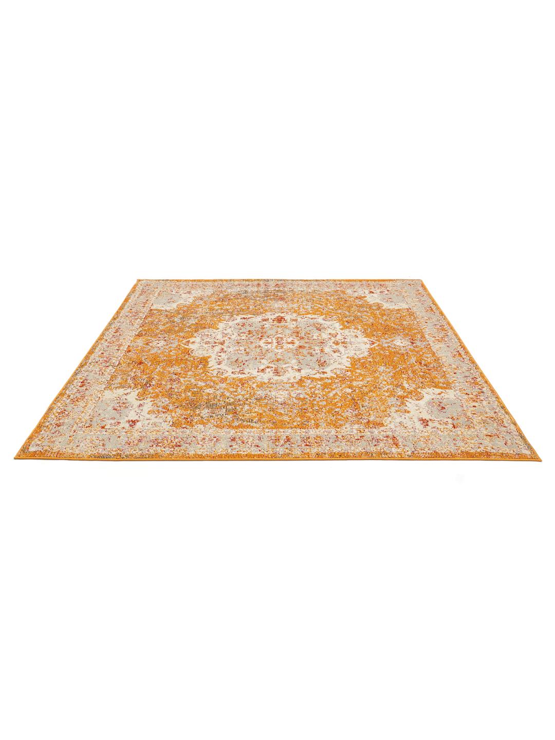 Vierkant oranje tapijt met een verweerd medaillonpatroon
