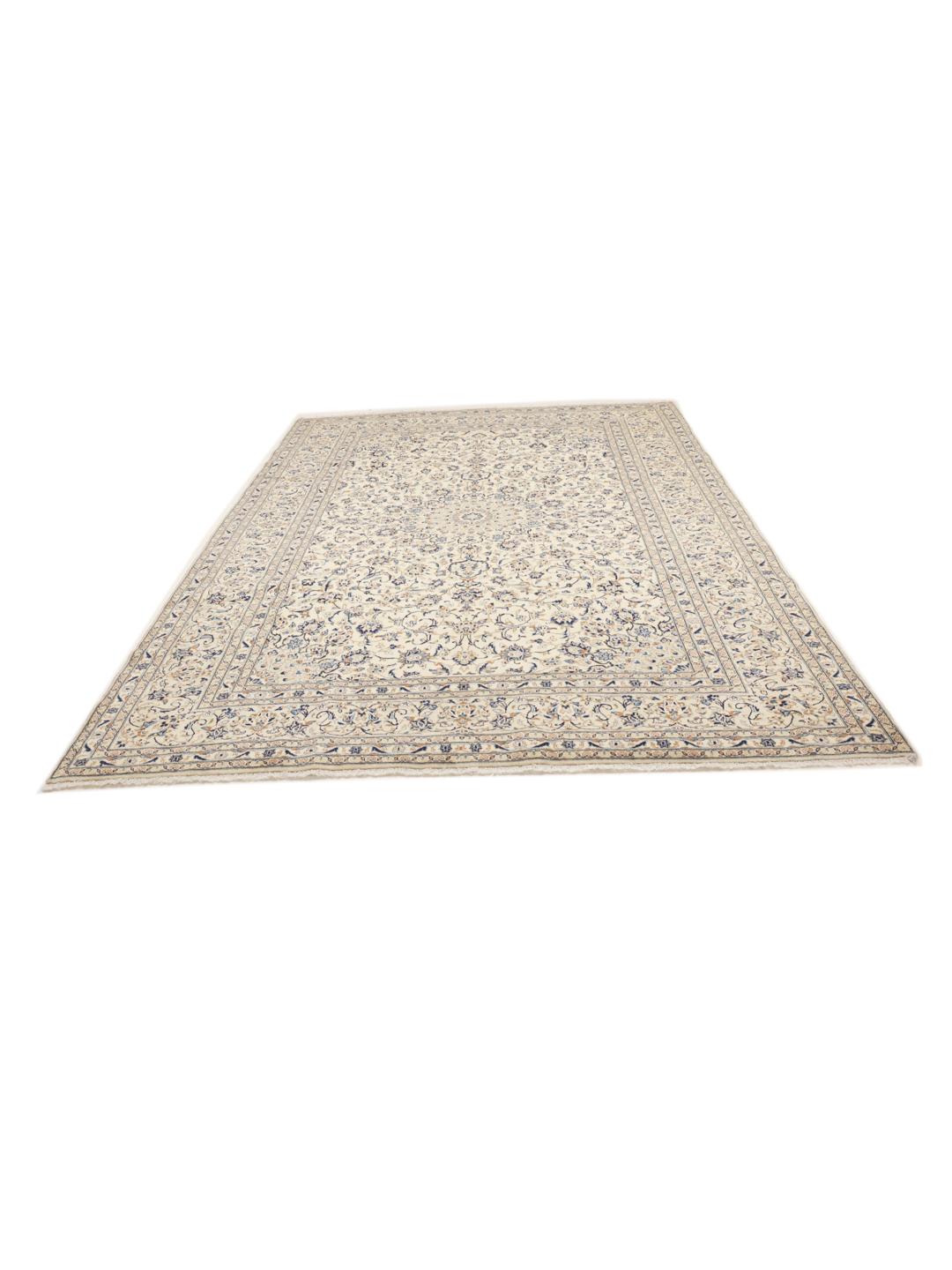 Handgeknoopt Keshan-tapijt uit het Midden-Oosten met een beige veld en bloemmotieven