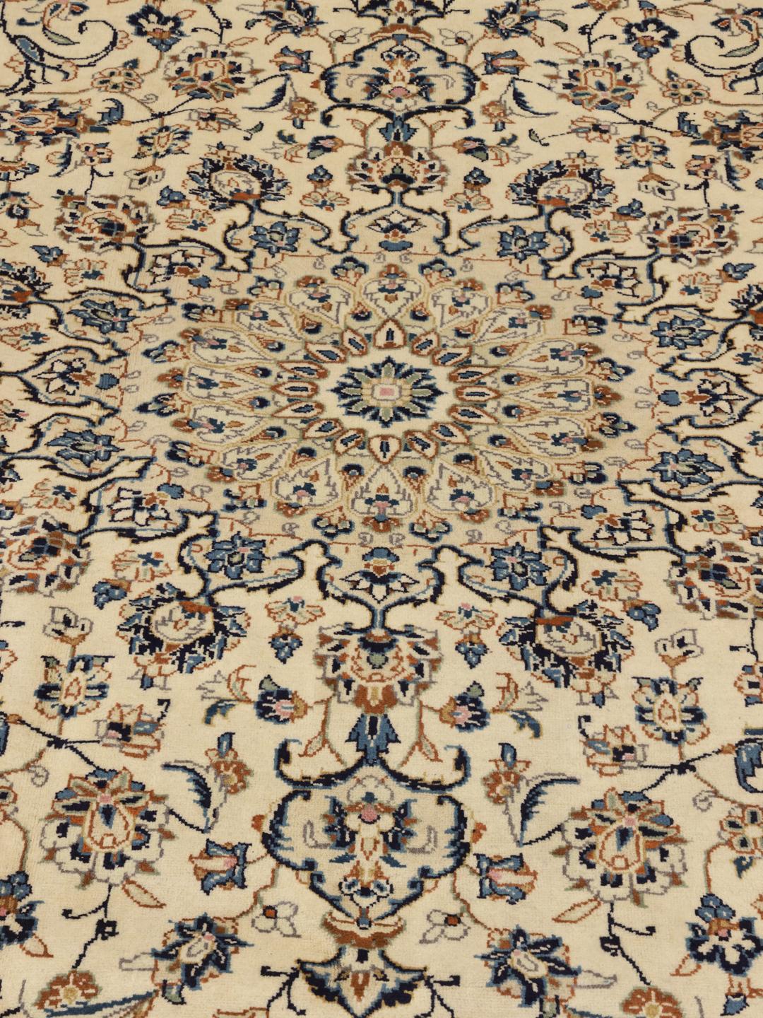 Handgeknoopt Keshan-tapijt uit het Midden-Oosten met een beige veld en bloemmotieven