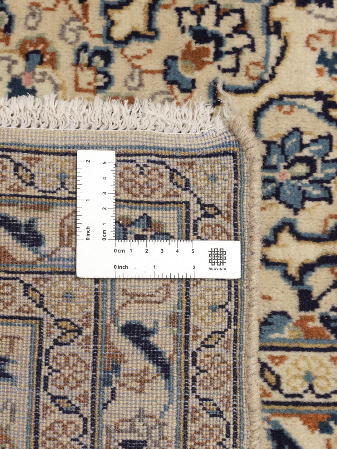 Handgeknoopt Keshan-tapijt uit het Midden-Oosten met een beige veld en bloemmotieven