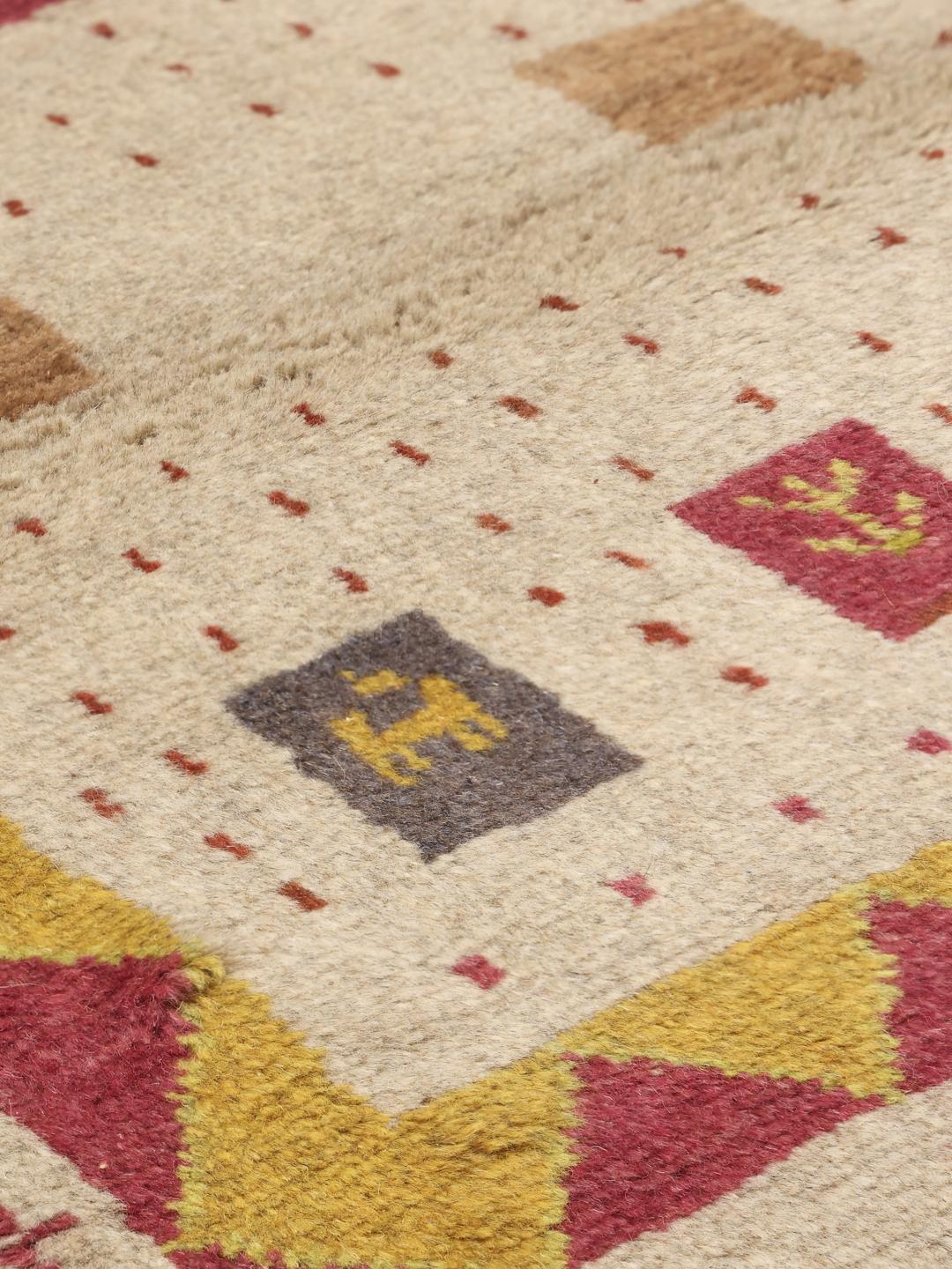 Håndknyttet Gabbeh-tæppe fra Mellemøsten med beige baggrund og farverige geometriske motiver