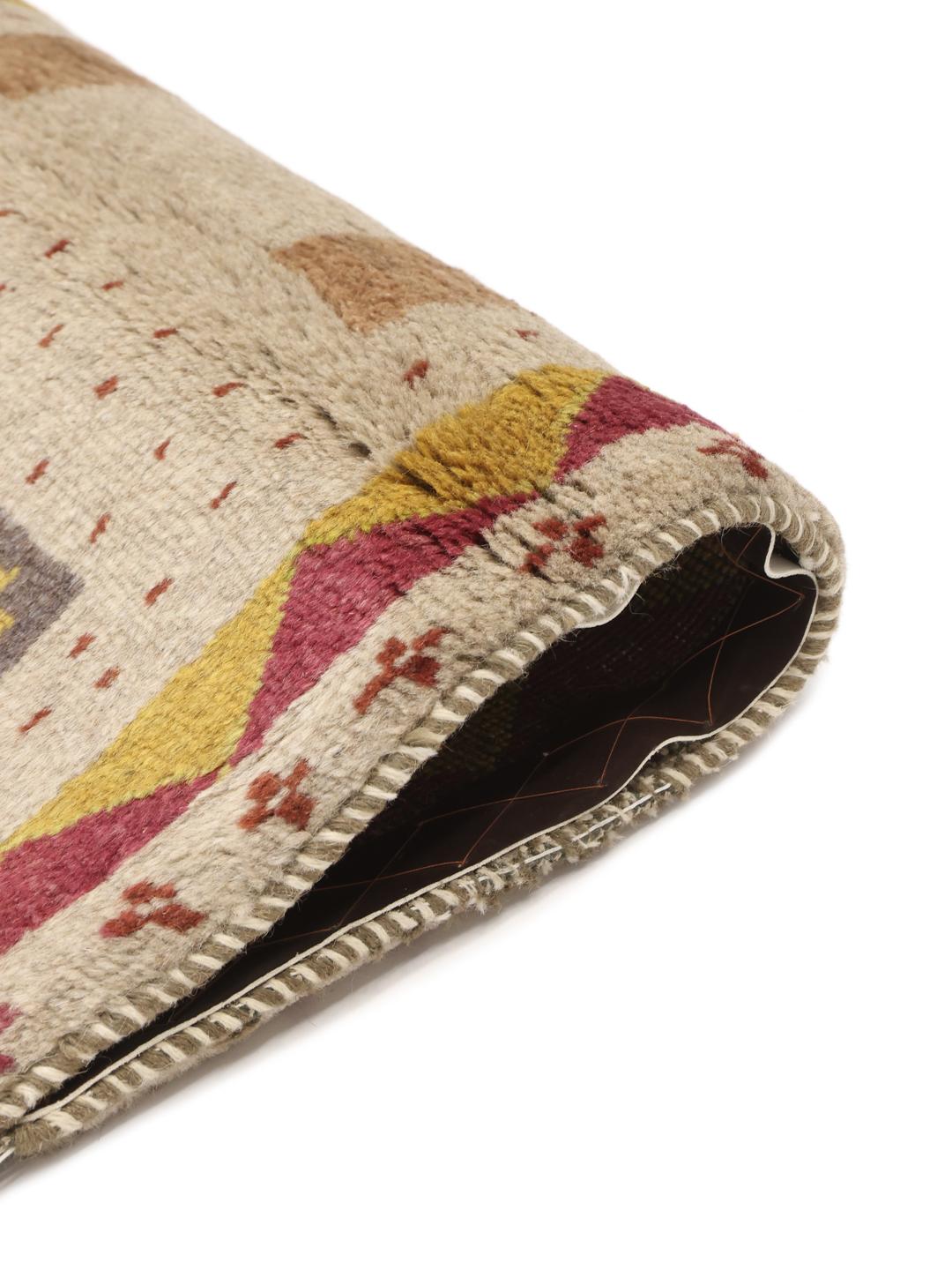 Håndknyttet Gabbeh-tæppe fra Mellemøsten med beige baggrund og farverige geometriske motiver