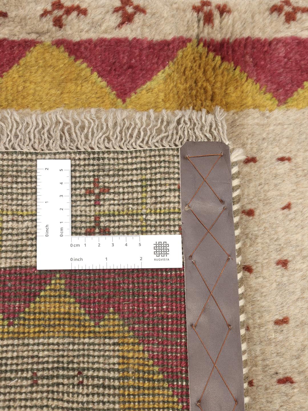 Håndknyttet Gabbeh-tæppe fra Mellemøsten med beige baggrund og farverige geometriske motiver