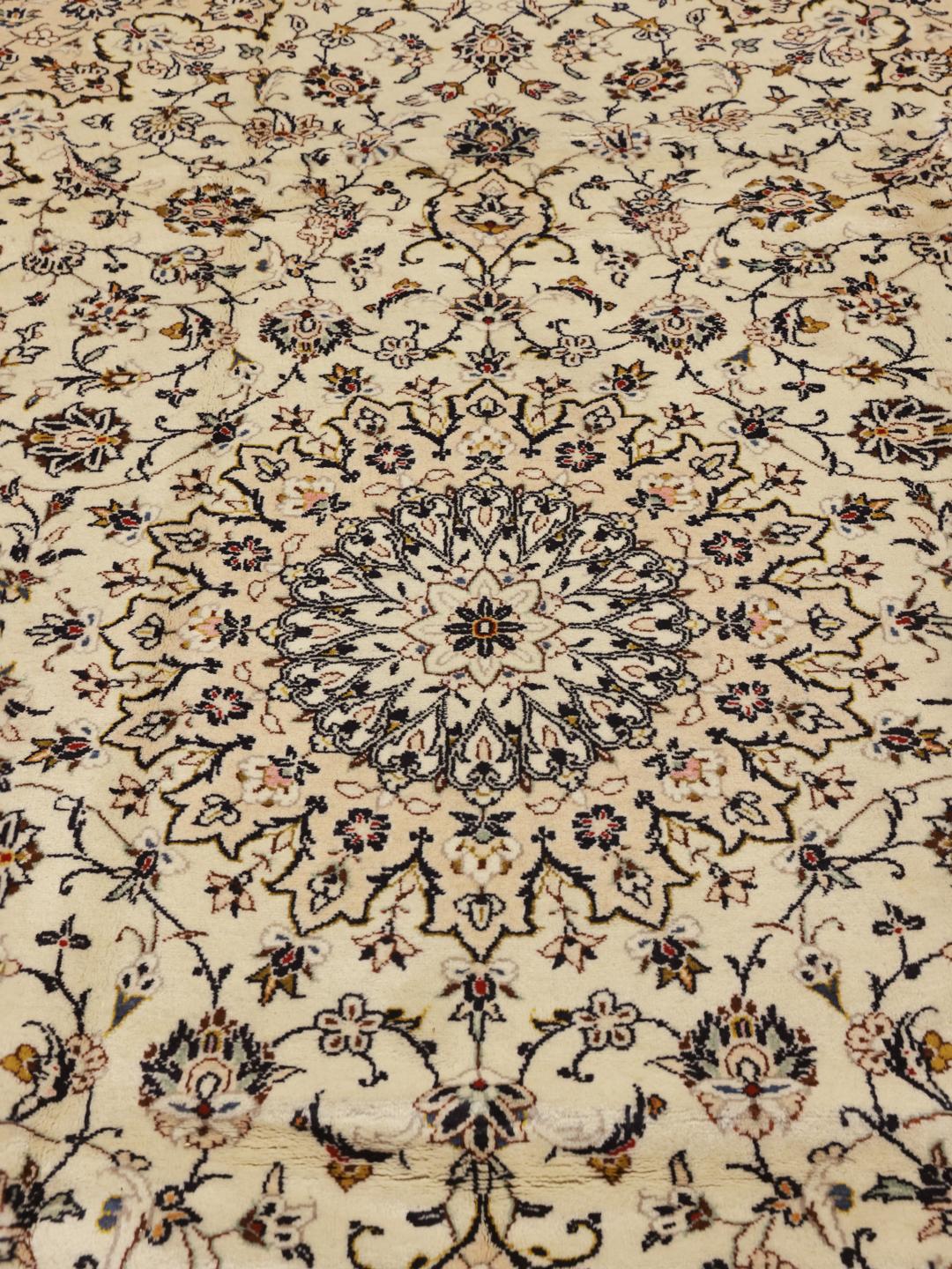 Handgeknoopt Keshan-tapijt uit het Midden-Oosten in beige