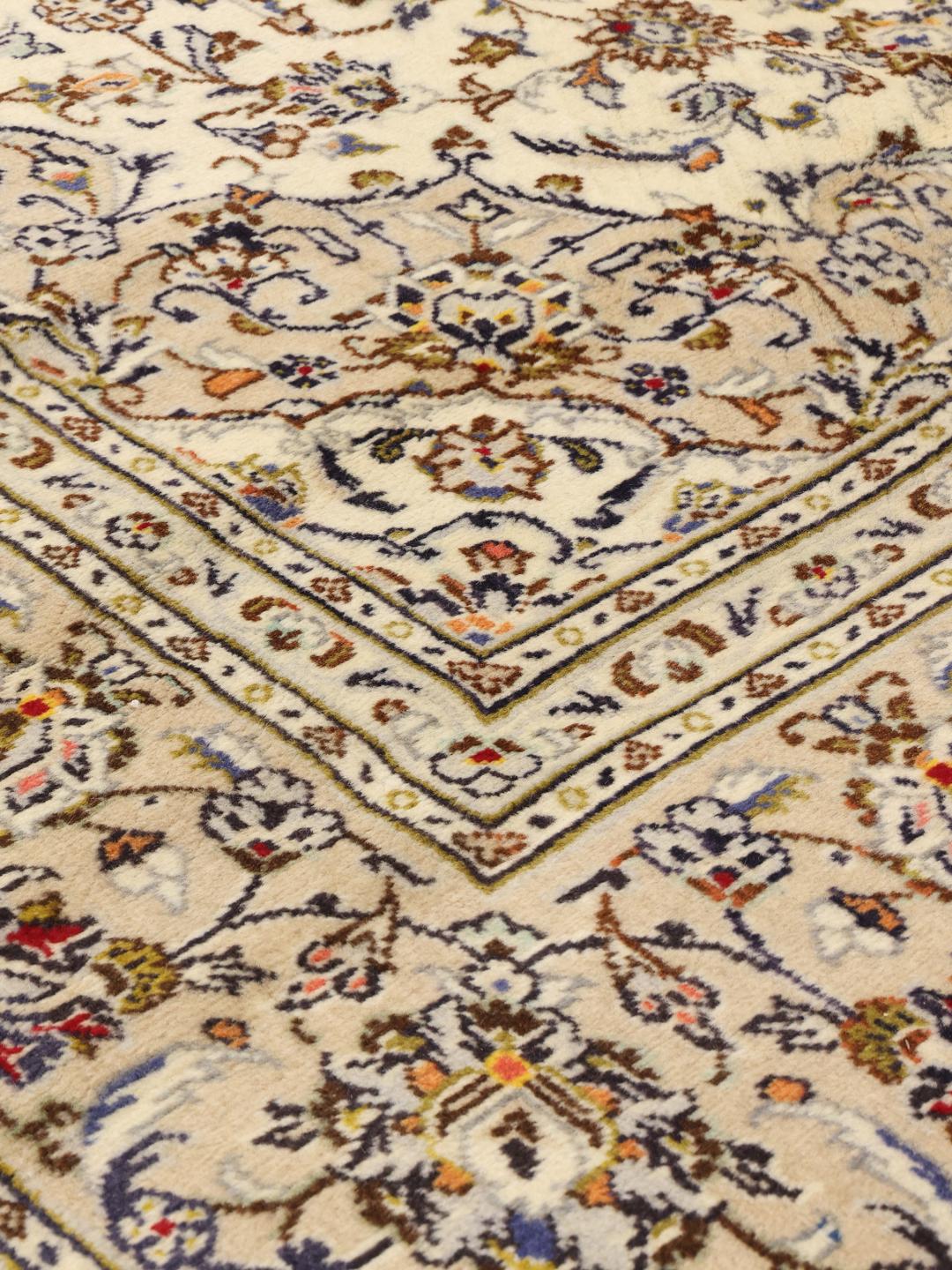 Handgeknoopt Keshan-tapijt uit het Midden-Oosten in beige tinten
