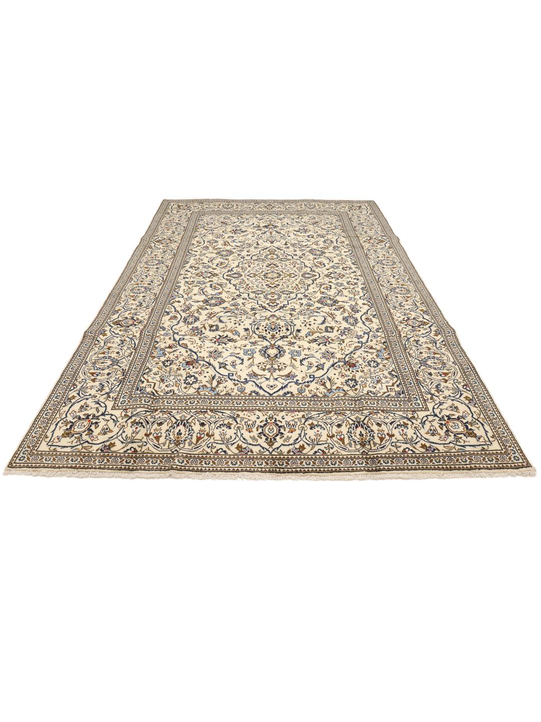 Handgeknoopt Keshan-tapijt uit het Midden-Oosten met een bloemmotief en medaillon op een beige achtergrond