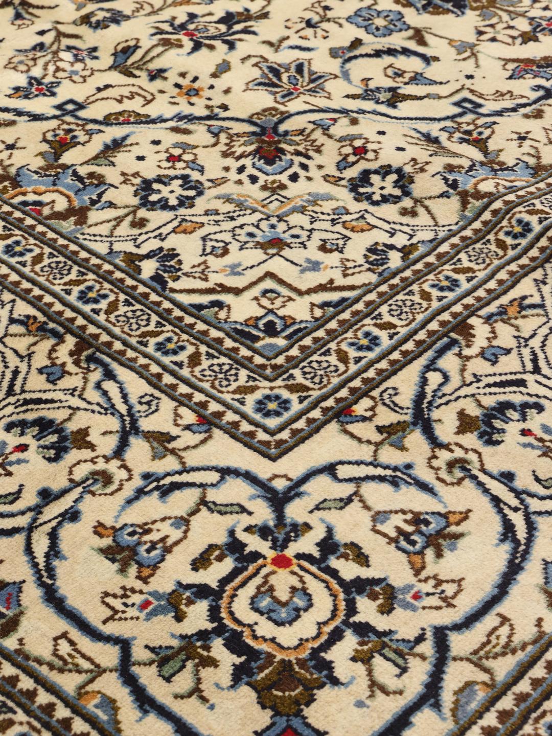 Handgeknoopt Keshan-tapijt uit het Midden-Oosten met een bloemmotief en medaillon op een beige achtergrond