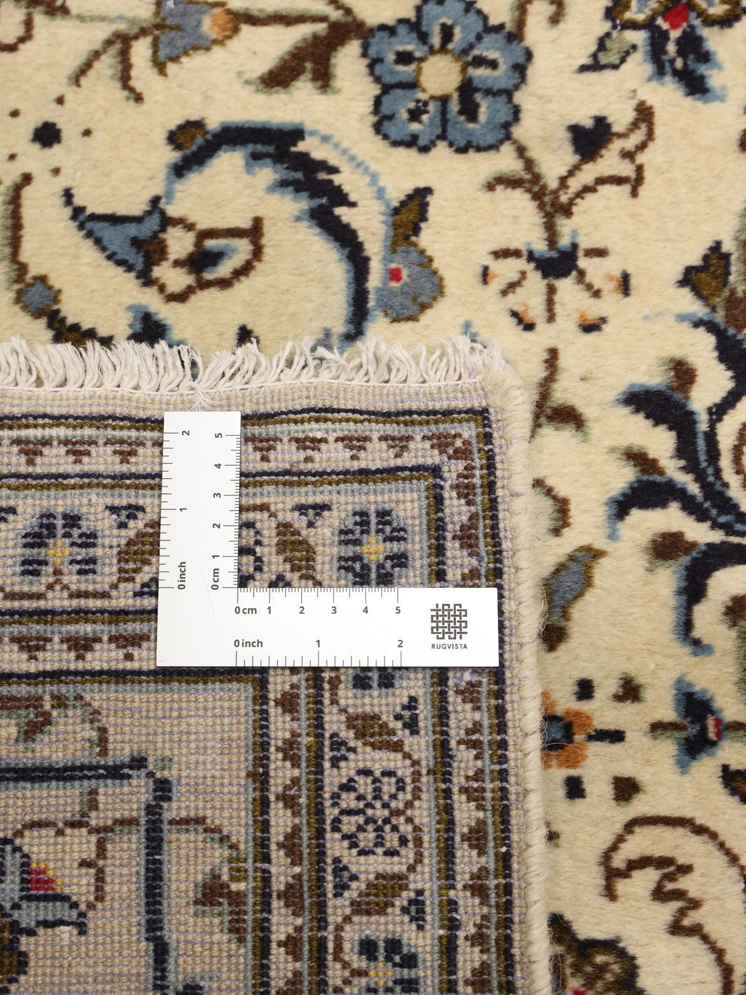 Handgeknoopt Keshan-tapijt uit het Midden-Oosten met een bloemmotief en medaillon op een beige achtergrond
