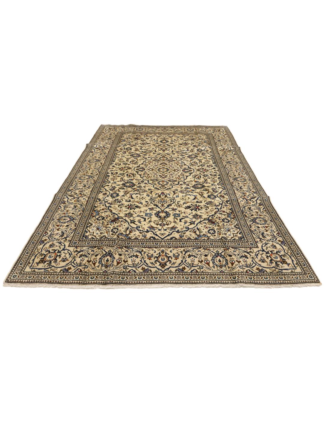 Handgeknoopt Keshan-tapijt met een klassiek bloemig medaillondesign in beige en blauw uit het Midden-Oosten