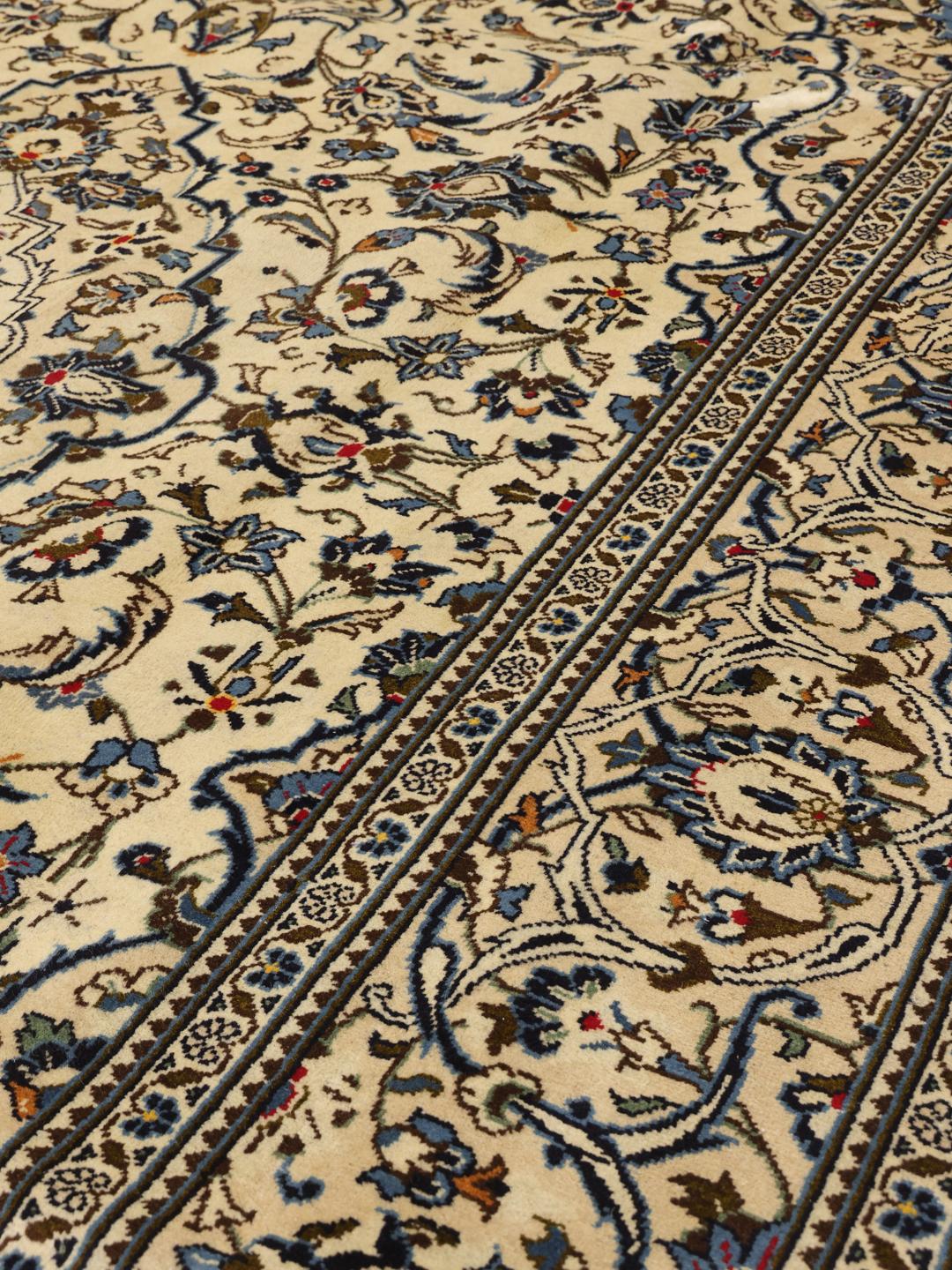 Handgeknoopt Keshan-tapijt met een klassiek bloemig medaillondesign in beige en blauw uit het Midden-Oosten