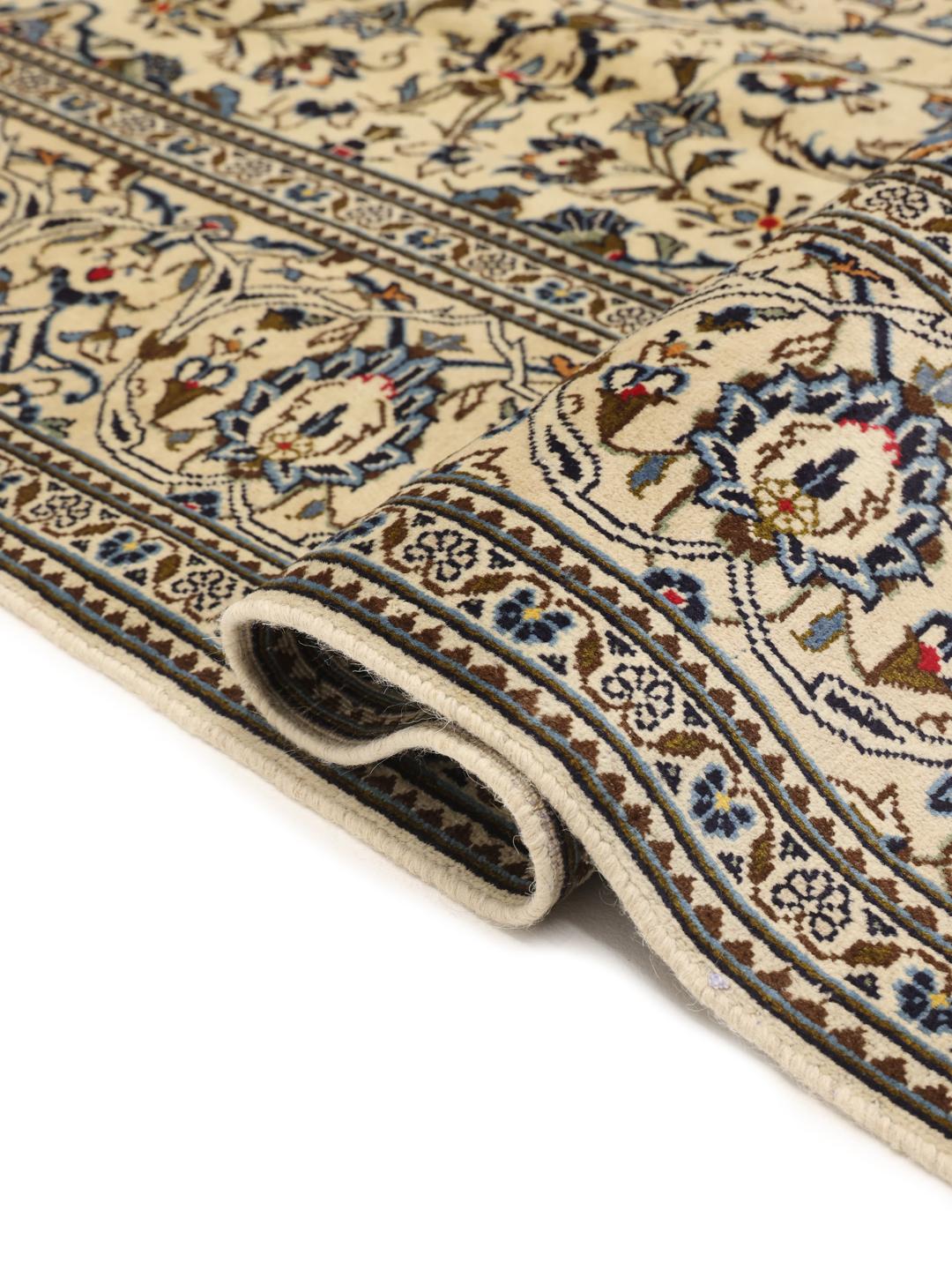Handgeknoopt Keshan-tapijt met een klassiek bloemig medaillondesign in beige en blauw uit het Midden-Oosten
