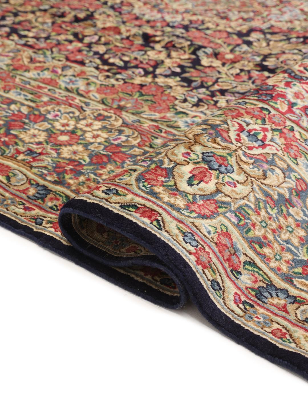 Tapis Kerman noué à la main provenant du Moyen-Orient, présentant un champ floral bleu foncé