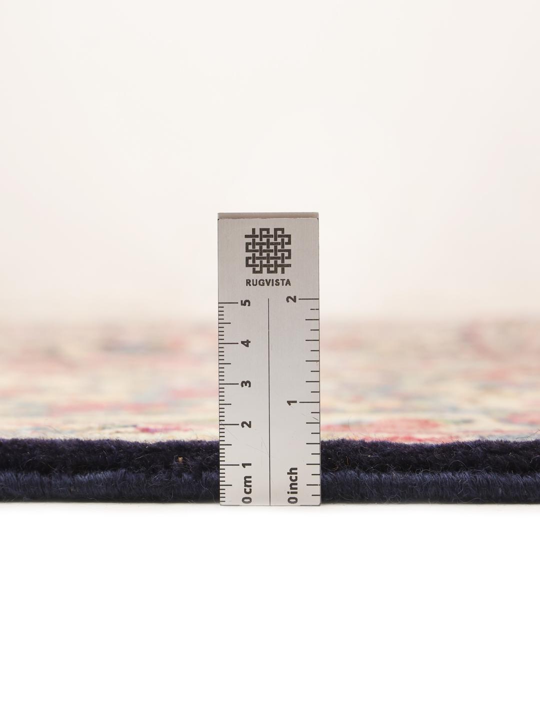Tapis Kerman noué à la main provenant du Moyen-Orient, présentant un champ floral bleu foncé