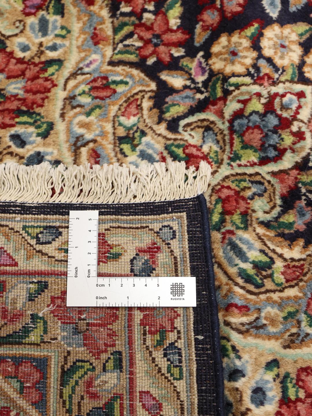Tapis Kerman noué à la main provenant du Moyen-Orient, présentant un champ floral bleu foncé
