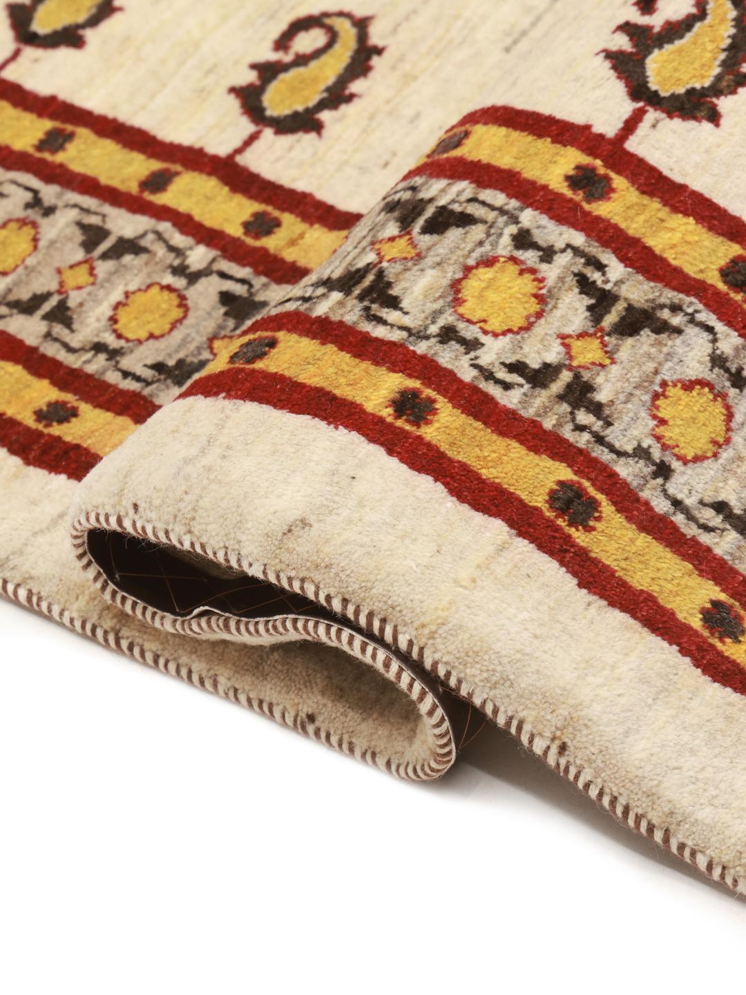 Et rektangulært Loribaft-uld-tæppe fra Mellemøsten med et beige felt og farverige kanter.