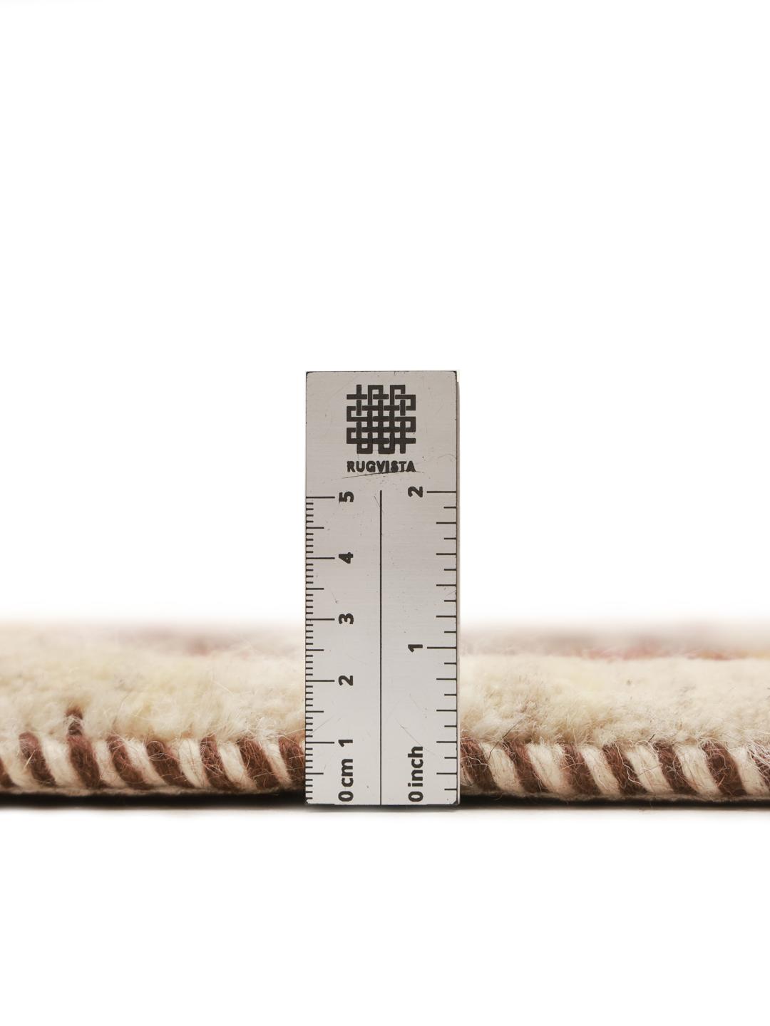 Et rektangulært Loribaft-uld-tæppe fra Mellemøsten med et beige felt og farverige kanter.