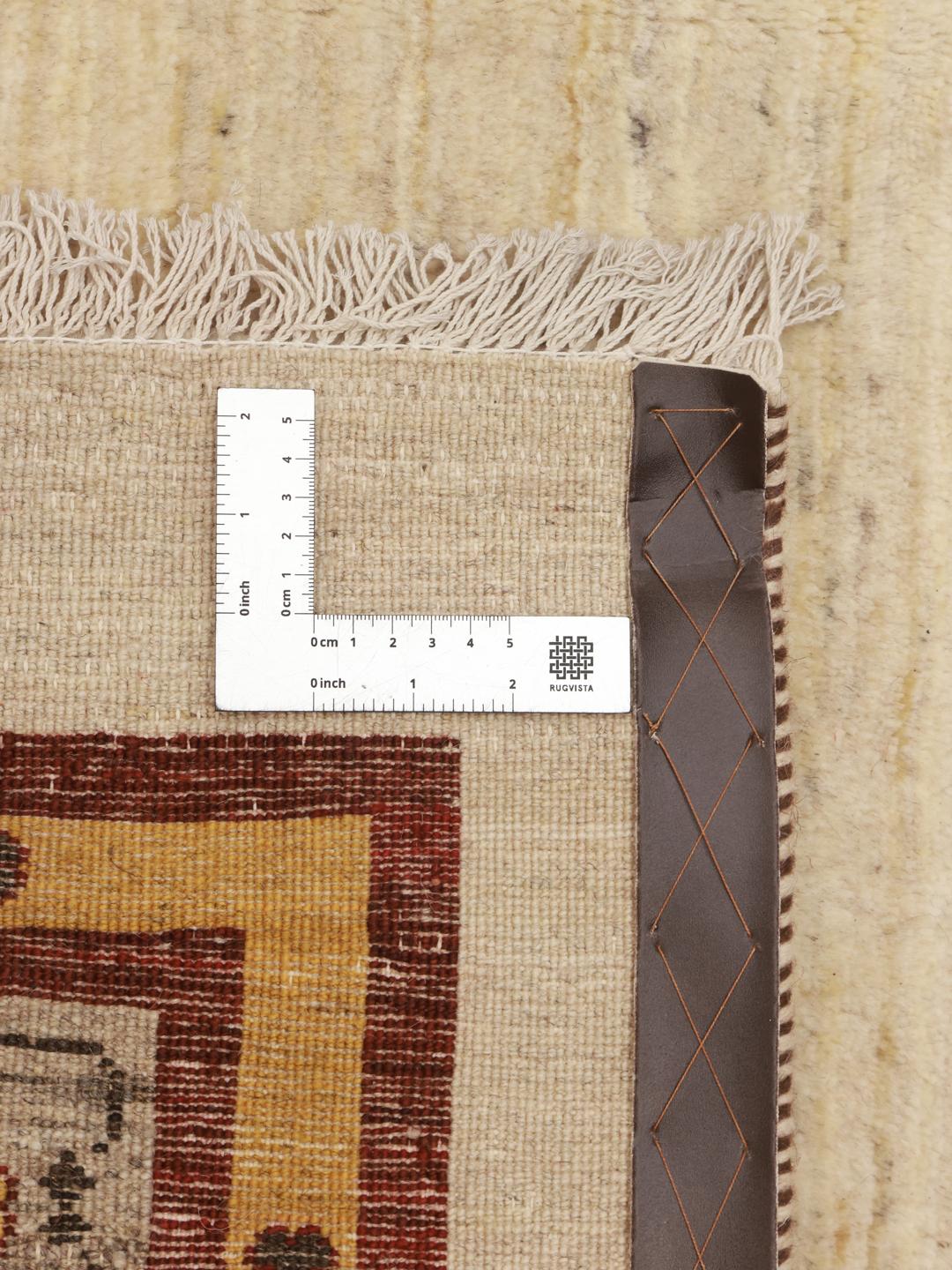Et rektangulært Loribaft-uld-tæppe fra Mellemøsten med et beige felt og farverige kanter.
