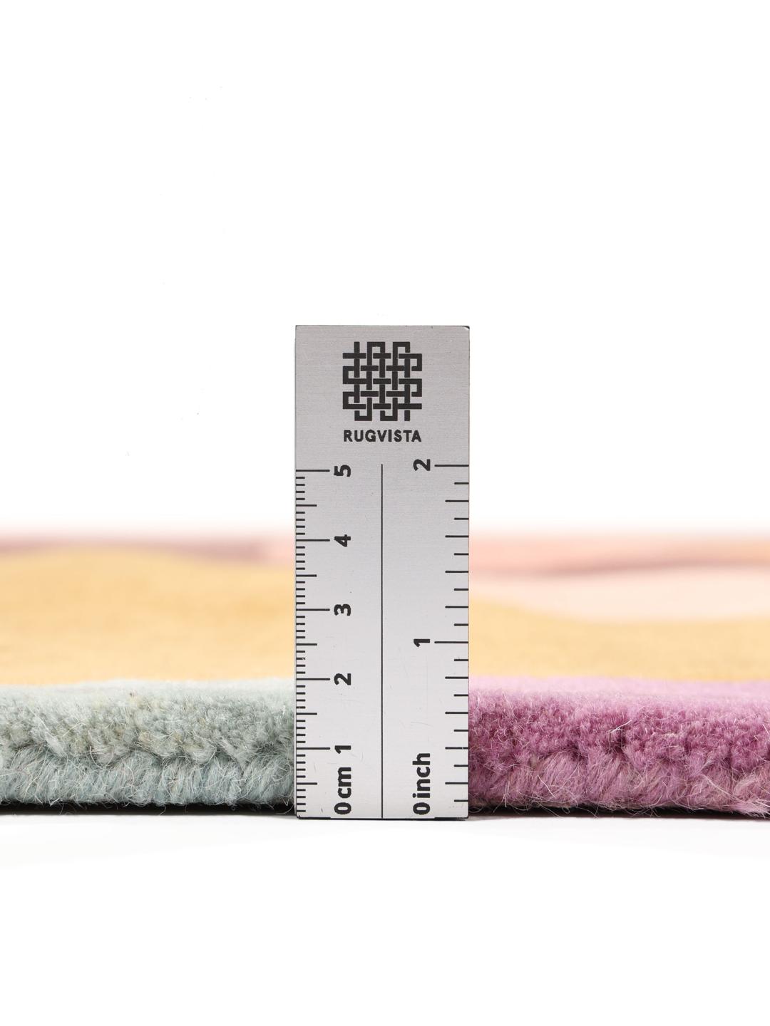 Een meerkleurig hoogpolig vloerkleed met abstracte geometrische vormen