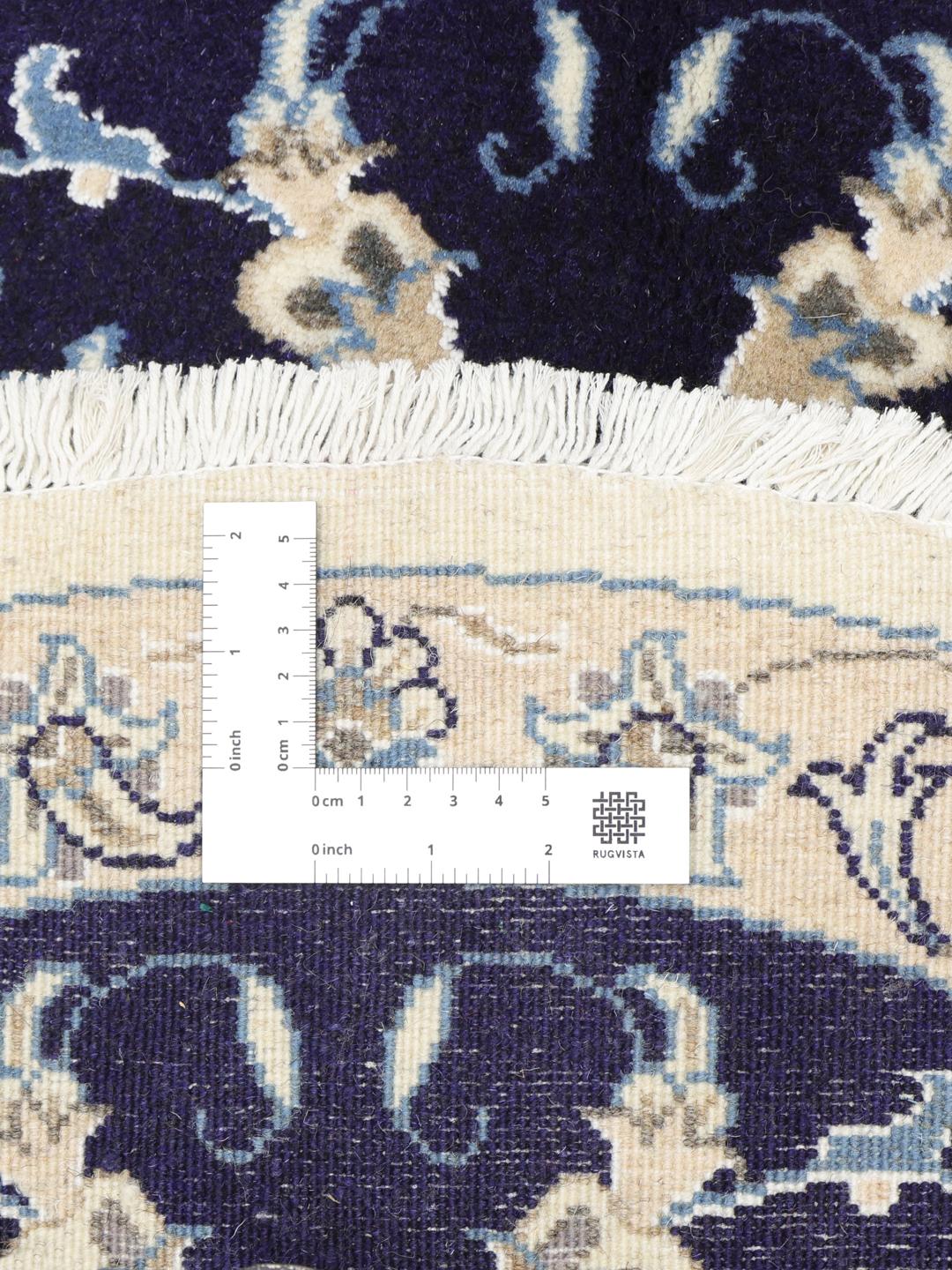 Een prachtig rond handgeknoopt Nain-tapijt uit het Midden-Oosten met bloemmotieven in donkerblauw en beige.