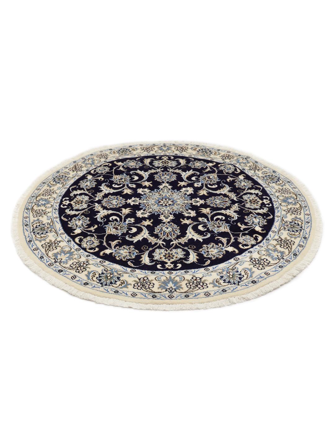 Een prachtig rond handgeknoopt Nain-tapijt uit het Midden-Oosten met bloemmotieven in donkerblauw en beige.