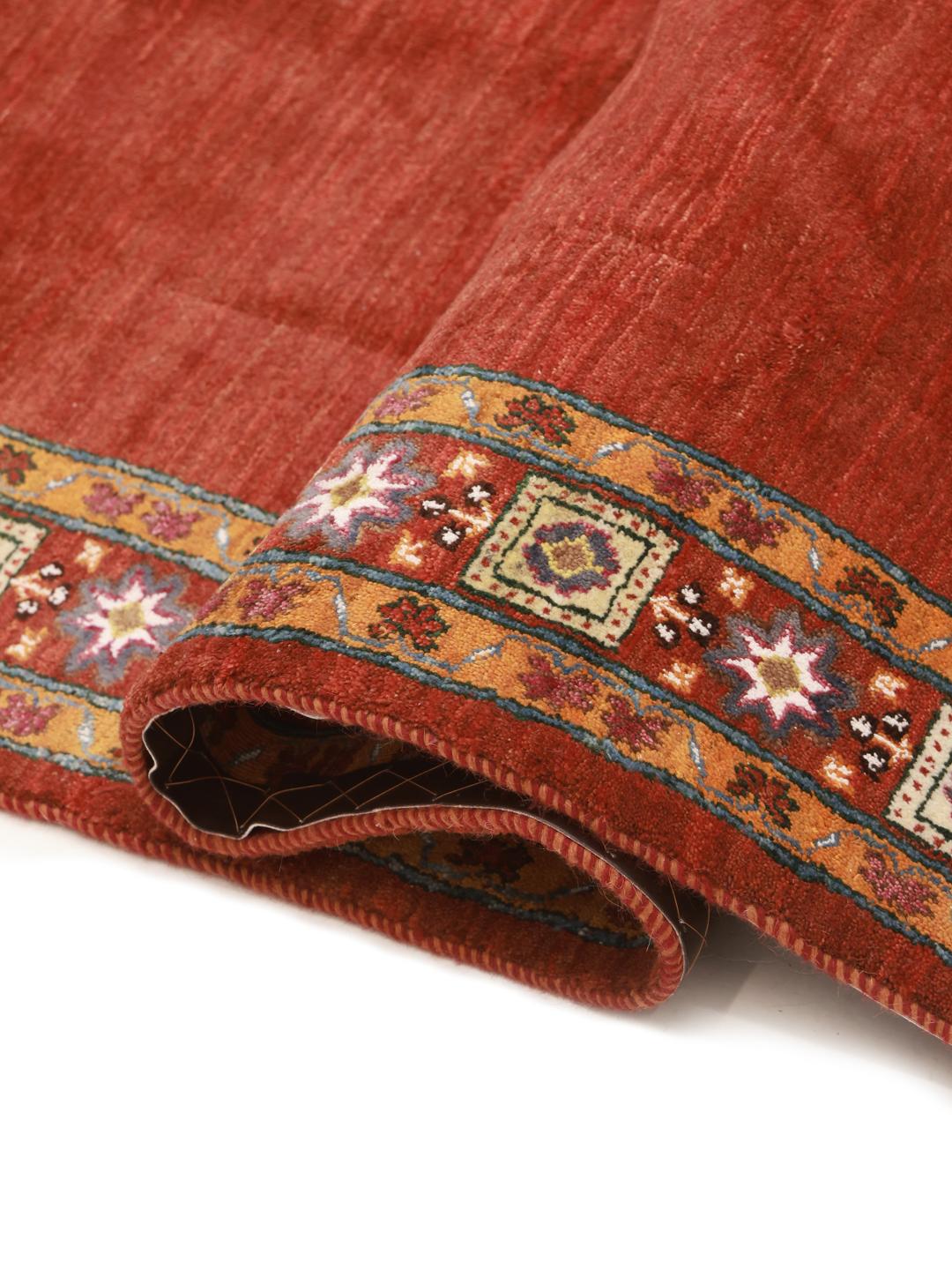Handgeknoopt Perzisch vloerkleed in donkerrood met een decoratieve rand