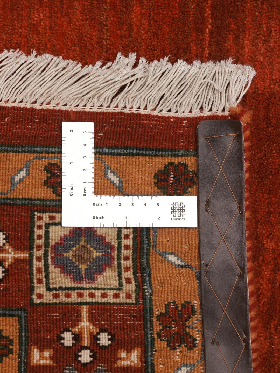 Handgeknoopt Perzisch vloerkleed in donkerrood met een decoratieve rand