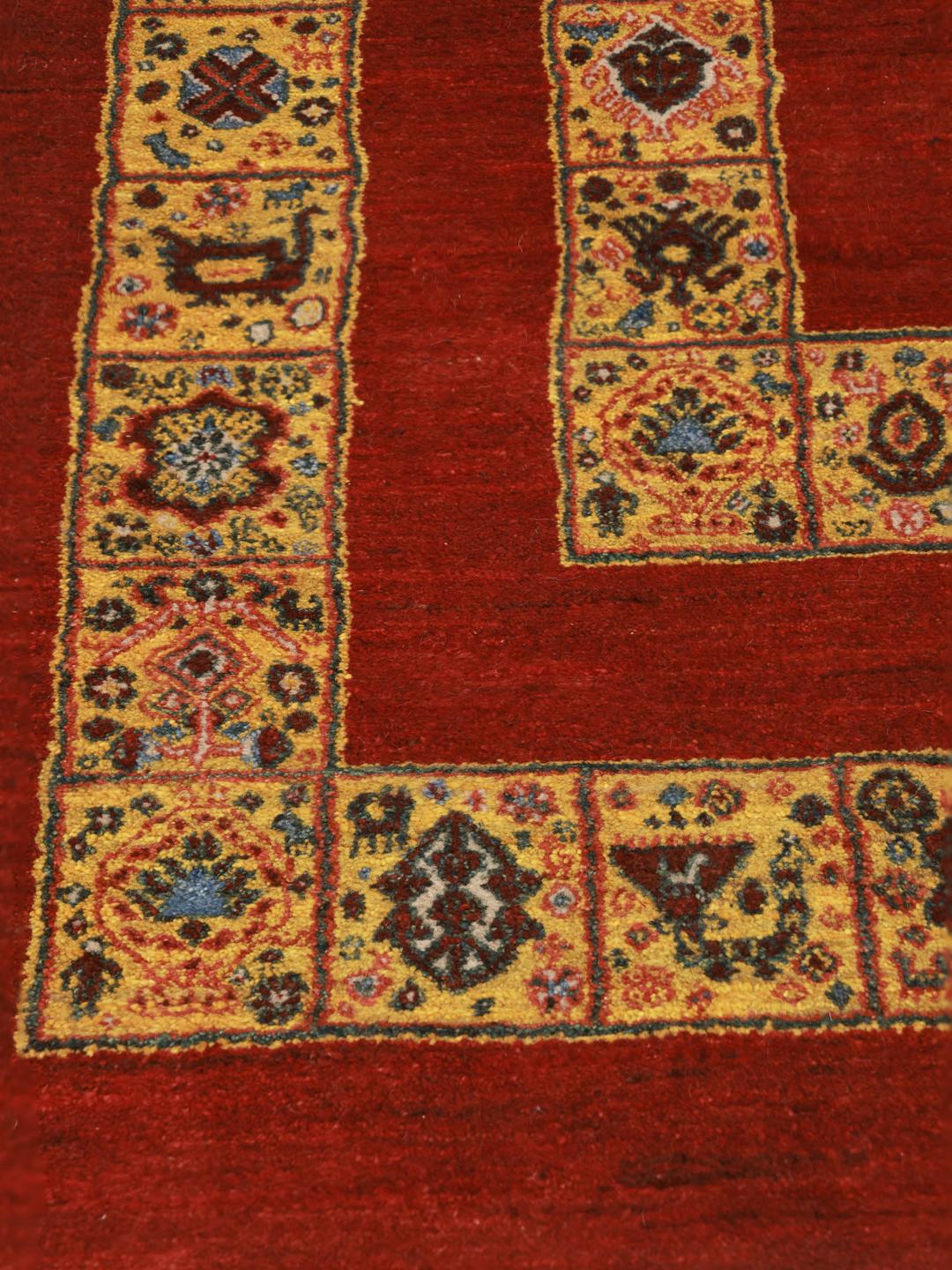 Handgeknoopt rood tapijt met levendige decoratieve randen uit het Midden-Oosten