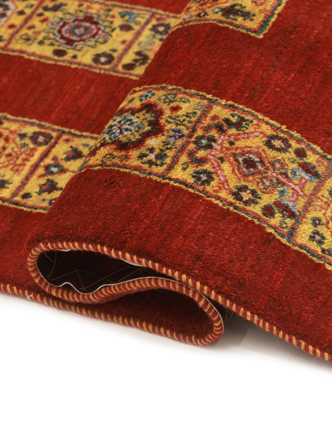 Handgeknoopt rood tapijt met levendige decoratieve randen uit het Midden-Oosten