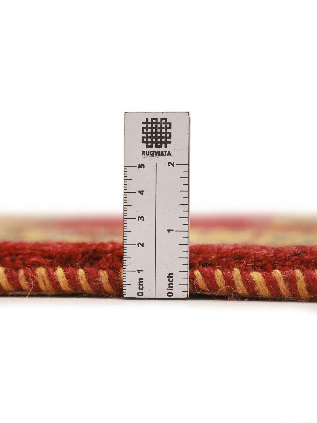Handgeknoopt rood tapijt met levendige decoratieve randen uit het Midden-Oosten