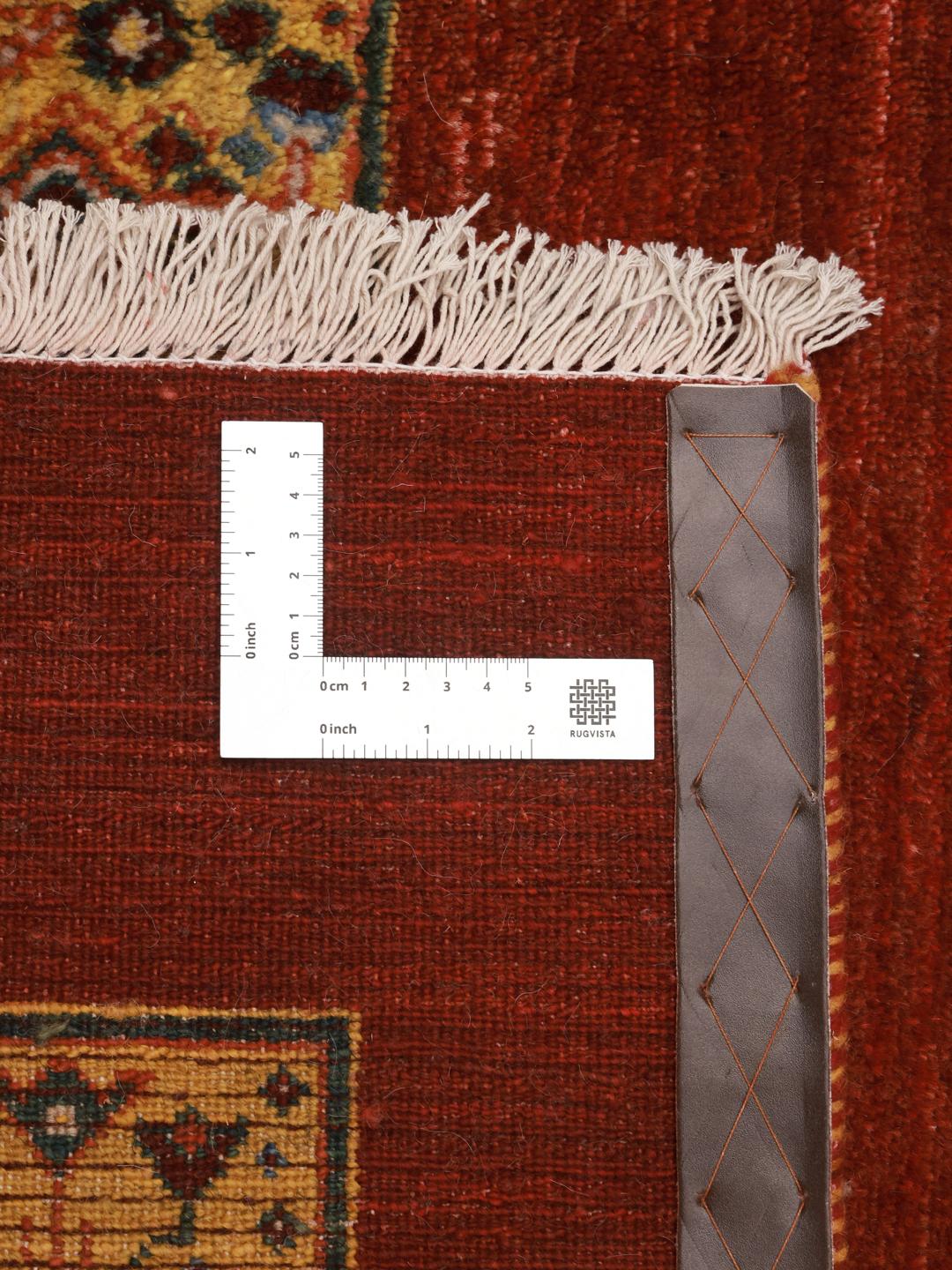 Handgeknoopt rood tapijt met levendige decoratieve randen uit het Midden-Oosten
