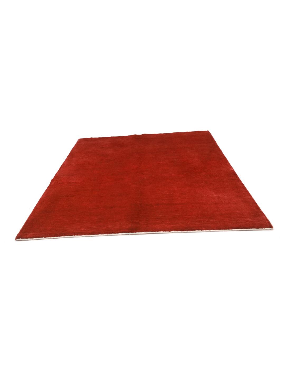 Un tapis Gabbeh rouge foncé vibrant venant du Moyen-Orient avec un velours de laine doux.